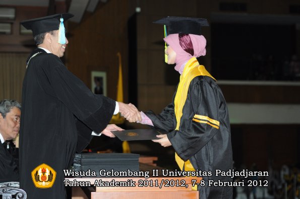 wisuda-fakultas-farmasi-oleh-dekan-064-copy