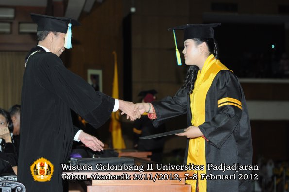 wisuda-fakultas-farmasi-oleh-dekan-076-copy