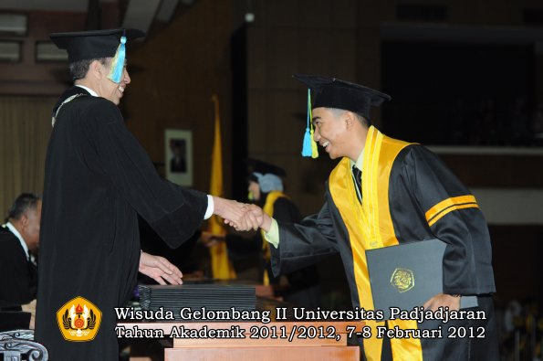 wisuda-fakultas-farmasi-oleh-dekan-111-copy