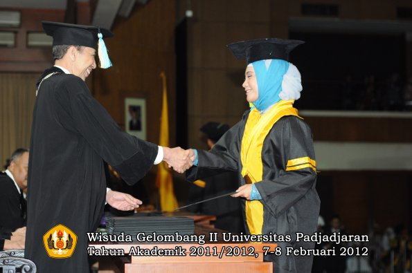 wisuda-fakultas-farmasi-oleh-dekan-112-copy