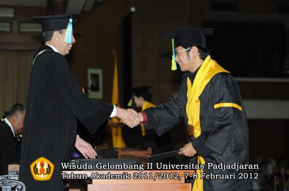 wisuda-fakultas-farmasi-oleh-dekan-121-copy