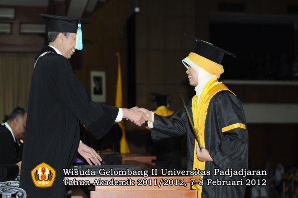 wisuda-fakultas-farmasi-oleh-dekan-122-copy