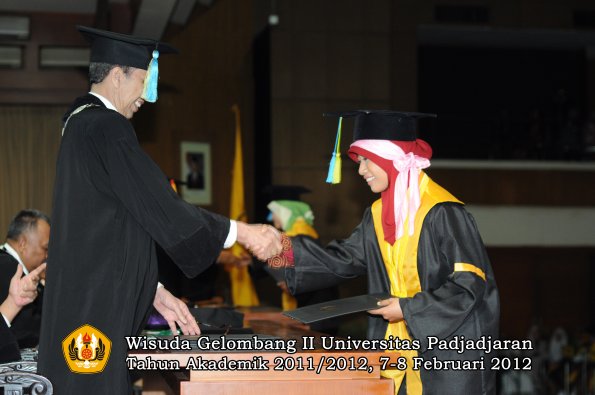 wisuda-fakultas-farmasi-oleh-dekan-125-copy