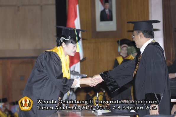 wisuda-fakultas-farmasi-oleh-rektor-001-copy