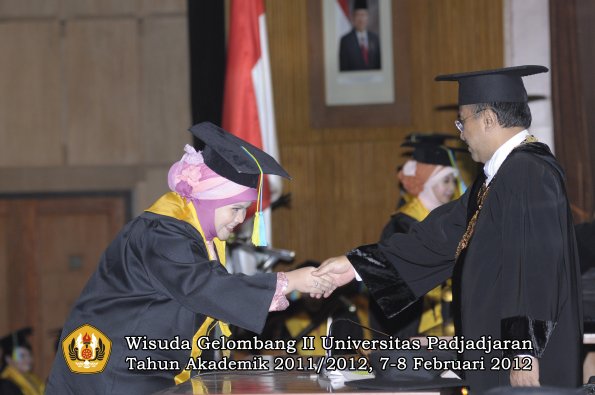 wisuda-fakultas-farmasi-oleh-rektor-004-copy