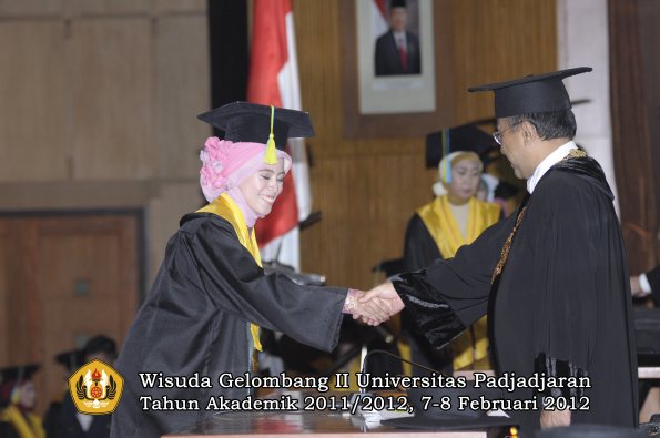 wisuda-fakultas-farmasi-oleh-rektor-015-copy