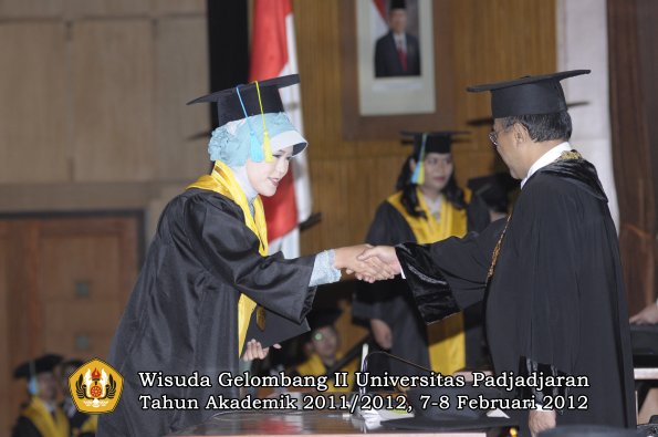 wisuda-fakultas-farmasi-oleh-rektor-028-copy