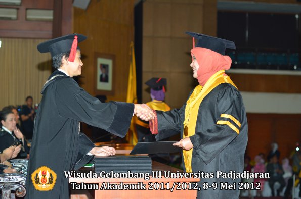 wisuda-unpad-gel-iii-2011_2012-fakultas-hukum-oleh-dekan-029