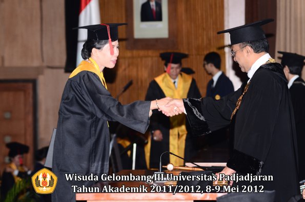 wisuda-unpad-gel-iii-2011_2012-fakultas-hukum-oleh-rektor-009