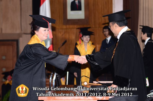 wisuda-unpad-gel-iii-2011_2012-fakultas-hukum-oleh-rektor-011
