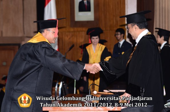 wisuda-unpad-gel-iii-2011_2012-fakultas-hukum-oleh-rektor-016