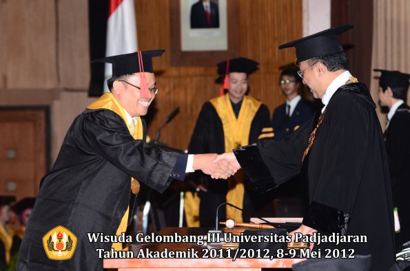 wisuda-unpad-gel-iii-2011_2012-fakultas-hukum-oleh-rektor-018
