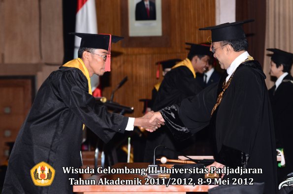 wisuda-unpad-gel-iii-2011_2012-fakultas-hukum-oleh-rektor-023
