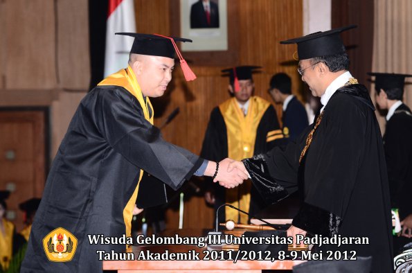 wisuda-unpad-gel-iii-2011_2012-fakultas-hukum-oleh-rektor-032