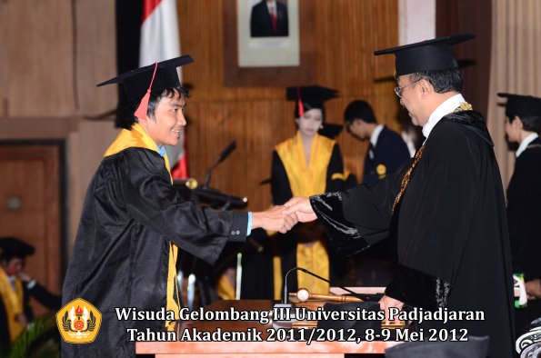 wisuda-unpad-gel-iii-2011_2012-fakultas-hukum-oleh-rektor-036