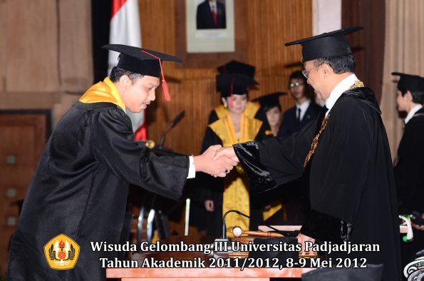 wisuda-unpad-gel-iii-2011_2012-fakultas-hukum-oleh-rektor-039