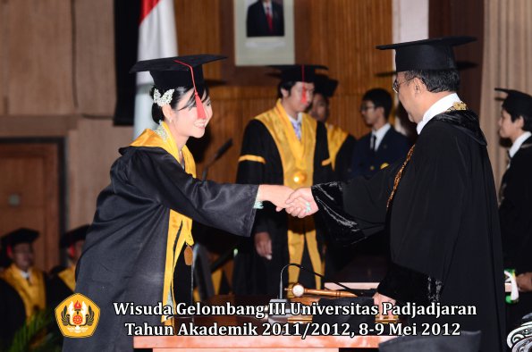 wisuda-unpad-gel-iii-2011_2012-fakultas-hukum-oleh-rektor-042