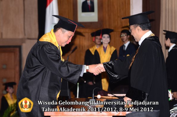 wisuda-unpad-gel-iii-2011_2012-fakultas-hukum-oleh-rektor-046