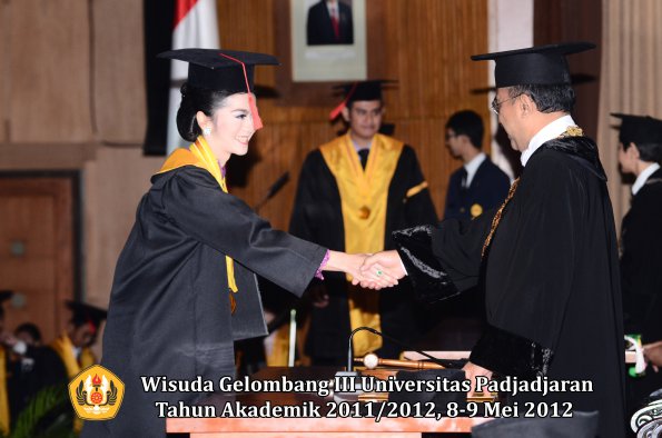 wisuda-unpad-gel-iii-2011_2012-fakultas-hukum-oleh-rektor-047