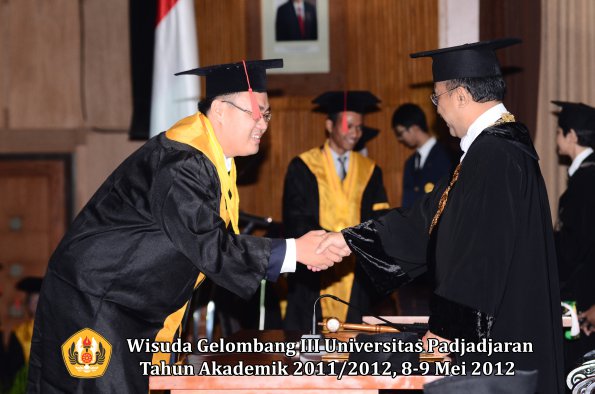 wisuda-unpad-gel-iii-2011_2012-fakultas-hukum-oleh-rektor-049