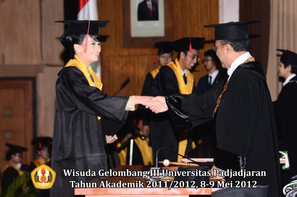 wisuda-unpad-gel-iii-2011_2012-fakultas-hukum-oleh-rektor-053