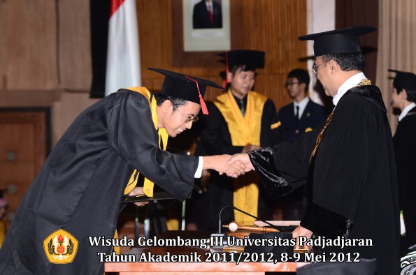 wisuda-unpad-gel-iii-2011_2012-fakultas-hukum-oleh-rektor-054