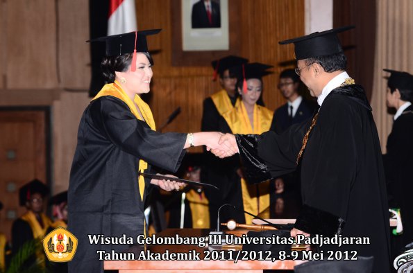 wisuda-unpad-gel-iii-2011_2012-fakultas-hukum-oleh-rektor-056