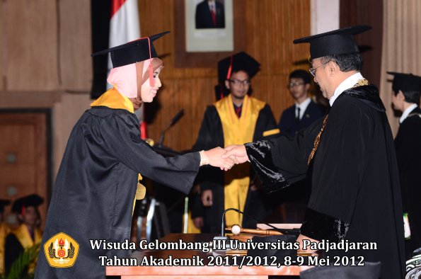 wisuda-unpad-gel-iii-2011_2012-fakultas-hukum-oleh-rektor-063