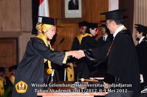 wisuda-unpad-gel-iii-2011_2012-fakultas-hukum-oleh-rektor-076