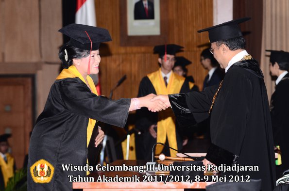 wisuda-unpad-gel-iii-2011_2012-fakultas-hukum-oleh-rektor-083