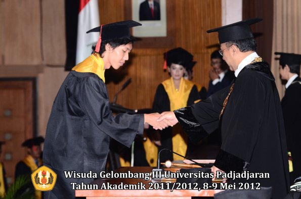 wisuda-unpad-gel-iii-2011_2012-fakultas-hukum-oleh-rektor-085