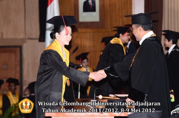 wisuda-unpad-gel-iii-2011_2012-fakultas-hukum-oleh-rektor-087