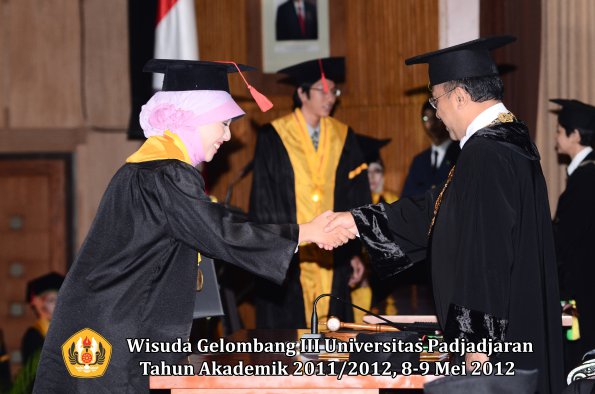 wisuda-unpad-gel-iii-2011_2012-fakultas-hukum-oleh-rektor-097