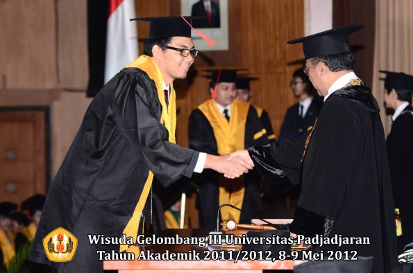 wisuda-unpad-gel-iii-2011_2012-fakultas-hukum-oleh-rektor-102
