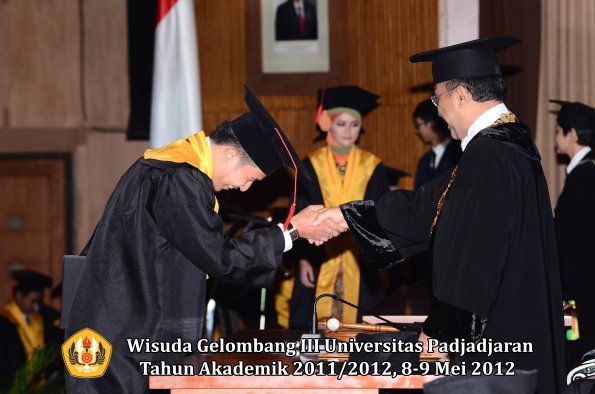 wisuda-unpad-gel-iii-2011_2012-fakultas-hukum-oleh-rektor-104