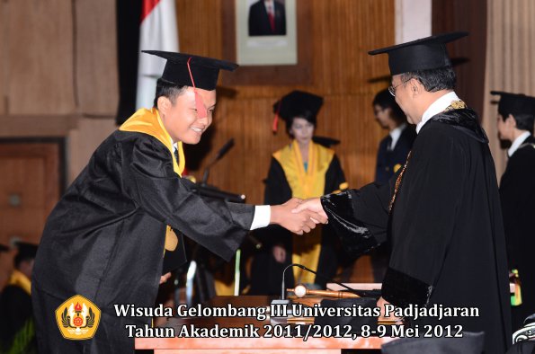 wisuda-unpad-gel-iii-2011_2012-fakultas-hukum-oleh-rektor-108