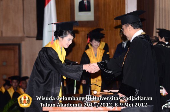 wisuda-unpad-gel-iii-2011_2012-fakultas-hukum-oleh-rektor-109
