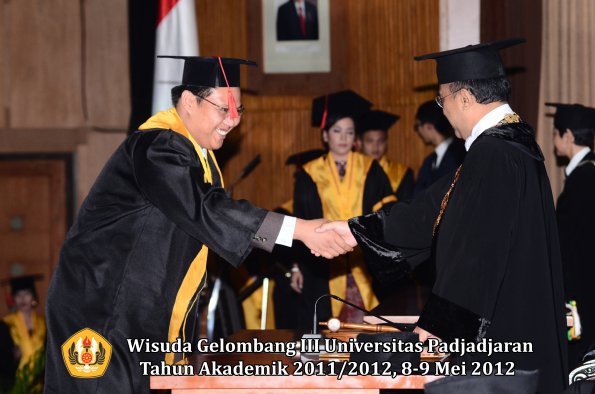 wisuda-unpad-gel-iii-2011_2012-fakultas-hukum-oleh-rektor-112