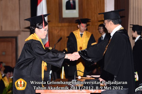 wisuda-unpad-gel-iii-2011_2012-fakultas-hukum-oleh-rektor-113
