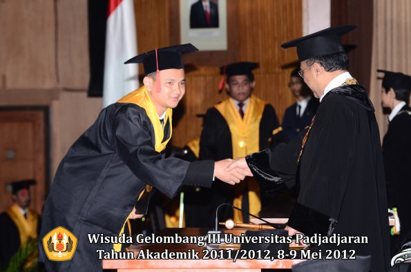 wisuda-unpad-gel-iii-2011_2012-fakultas-hukum-oleh-rektor-114