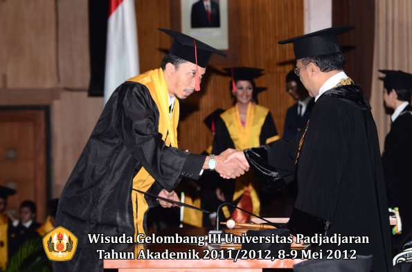 wisuda-unpad-gel-iii-2011_2012-fakultas-hukum-oleh-rektor-122