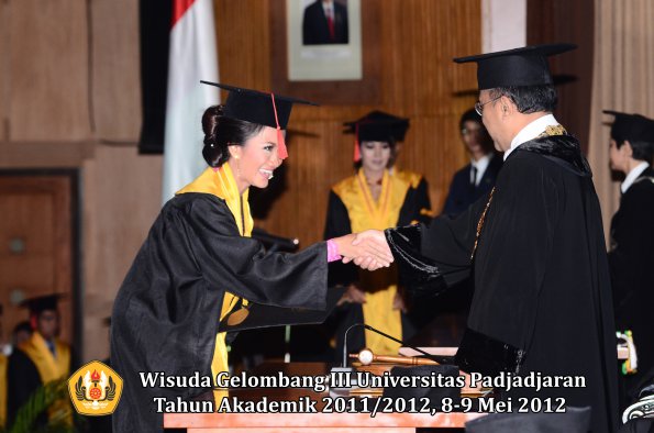 wisuda-unpad-gel-iii-2011_2012-fakultas-hukum-oleh-rektor-123