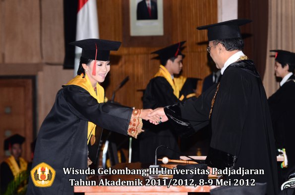 wisuda-unpad-gel-iii-2011_2012-fakultas-hukum-oleh-rektor-124