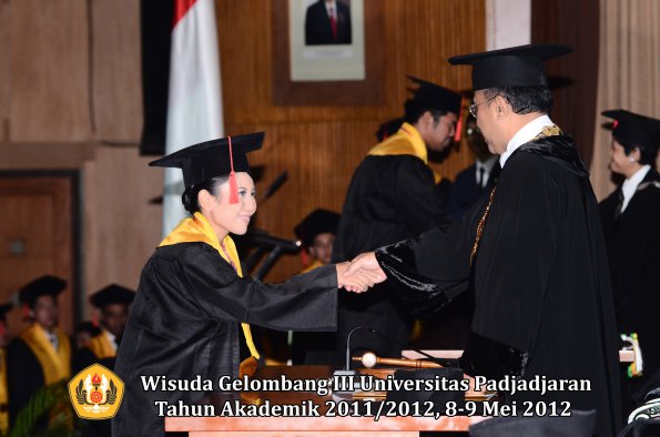 wisuda-unpad-gel-iii-2011_2012-fakultas-hukum-oleh-rektor-127
