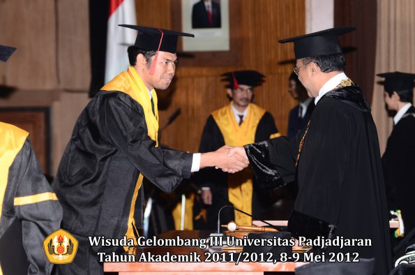 wisuda-unpad-gel-iii-2011_2012-fakultas-hukum-oleh-rektor-128