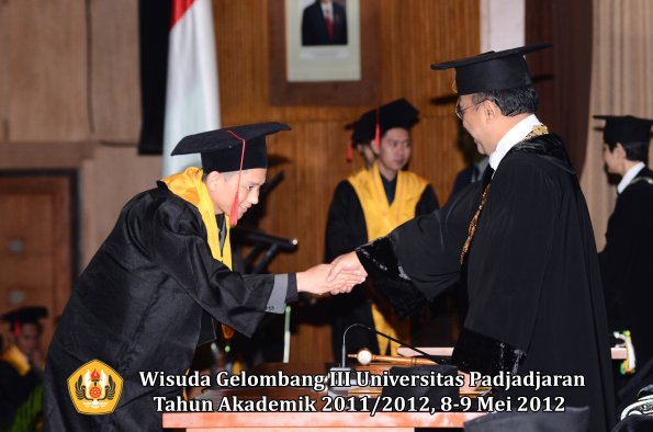 wisuda-unpad-gel-iii-2011_2012-fakultas-hukum-oleh-rektor-131