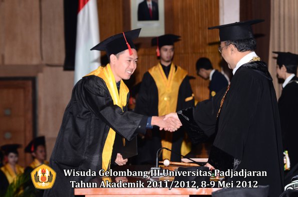 wisuda-unpad-gel-iii-2011_2012-fakultas-hukum-oleh-rektor-132