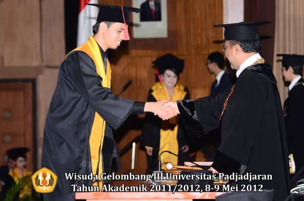 wisuda-unpad-gel-iii-2011_2012-fakultas-hukum-oleh-rektor-133