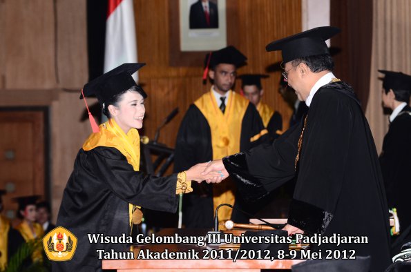 wisuda-unpad-gel-iii-2011_2012-fakultas-hukum-oleh-rektor-134