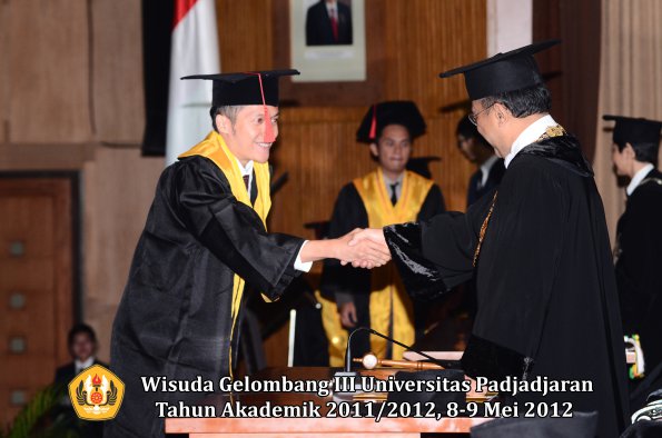 wisuda-unpad-gel-iii-2011_2012-fakultas-hukum-oleh-rektor-137